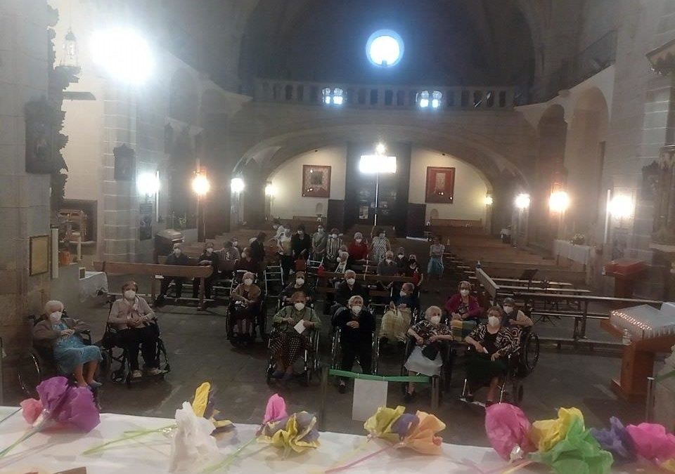 Vista de los mayores de la residencia “Santa Isabel “ a la Virgen de la Madre del Amor