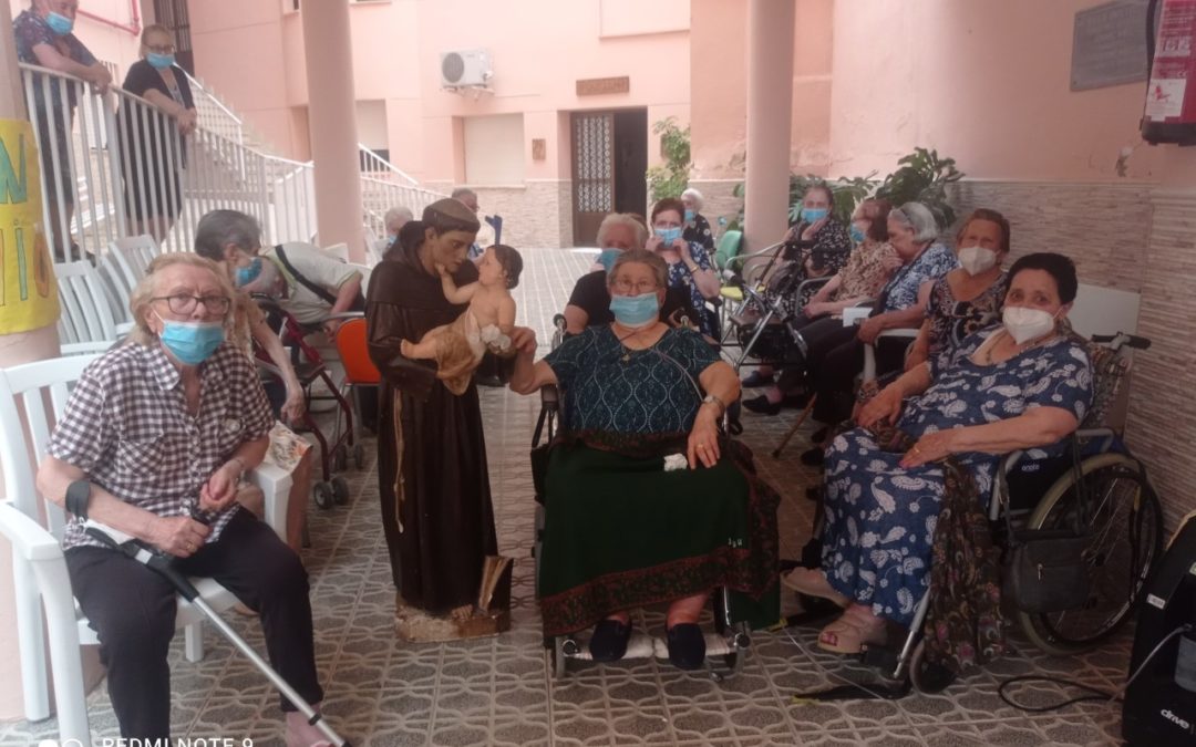 San Antonio visita a los mayores de “ Santa Isabel” Torrejoncillo.
