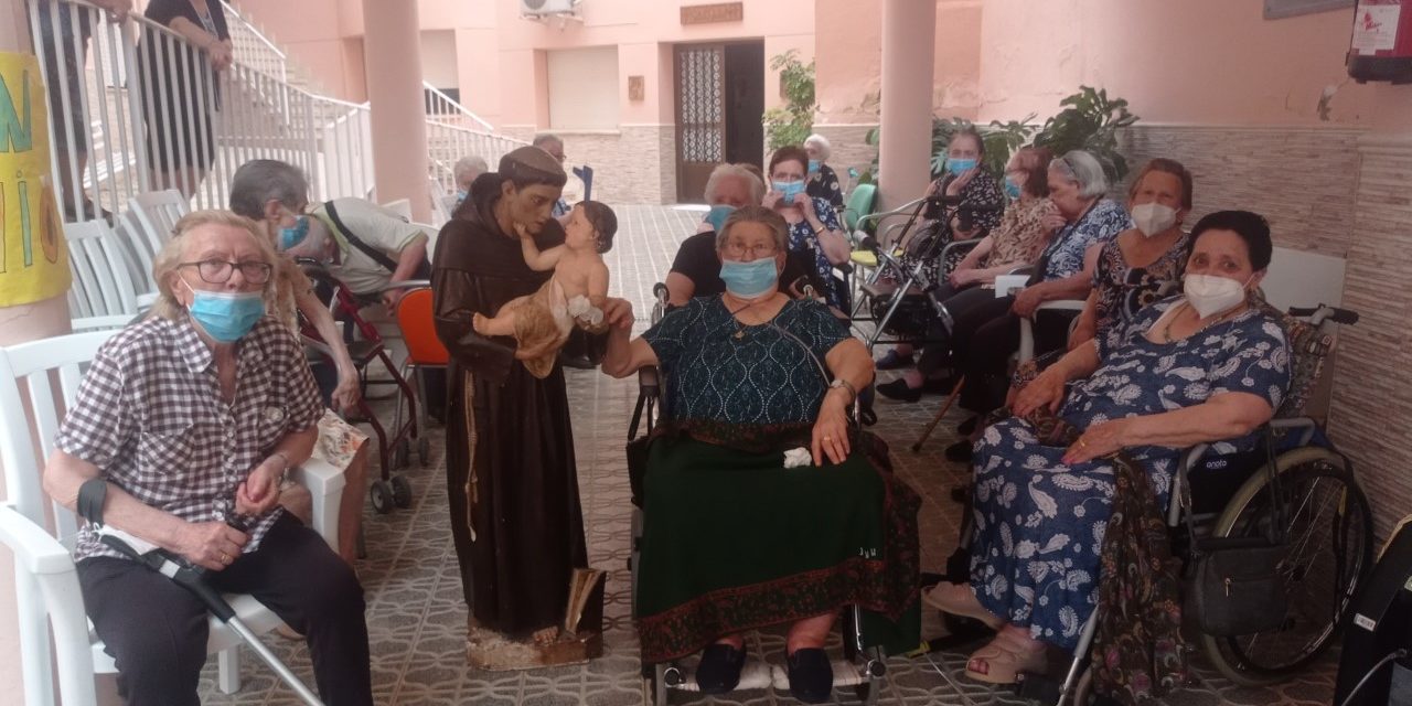 San Antonio visita a los mayores de “ Santa Isabel” Torrejoncillo.