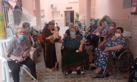 San Antonio visita a los mayores de “ Santa Isabel” Torrejoncillo.