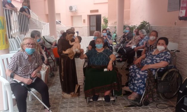 San Antonio visita a los mayores de “ Santa Isabel” Torrejoncillo.