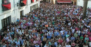 La plaza de San Pedro se llenó con el público que asistió al chupinazo en el balcón - NIEVES AGUT