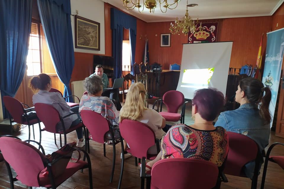 FORMACIÓN SOBRE ATENCIÓN CENTRADA EN LA PERSONA CON TRABAJADORAS DEL CENTRO DE DÍA «MARÍA LIBERTAD»