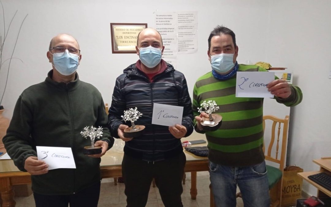 Entrega de premios a los tres primeros clasificados de la temporada 2020.