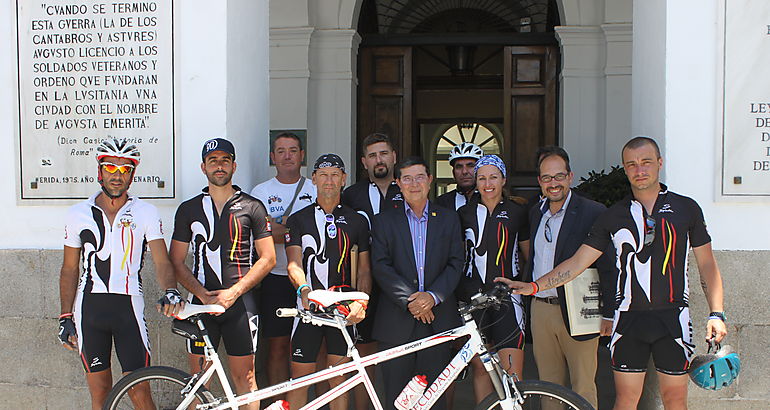 Ciclistas en tándem pasan por Mérida en una ruta que recaba ayudas para personas con discapacidad intelectual