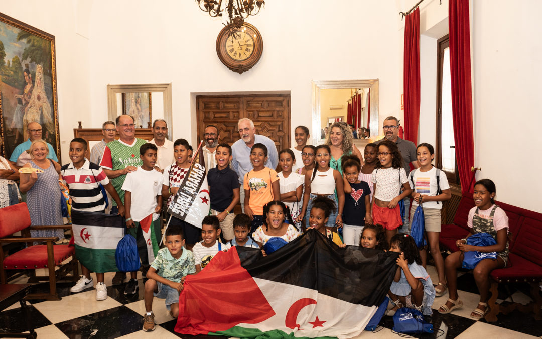 El presidente de la Diputación de Cáceres recibe a las niñas y niños saharauis participantes en el programa “Vacaciones en Paz”