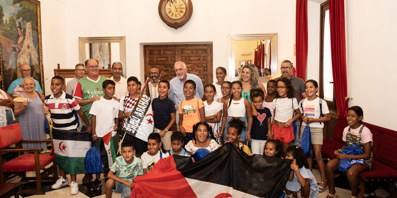 El presidente de la Diputación de Cáceres recibe a las niñas y niños saharauis participantes en el programa “Vacaciones en Paz”