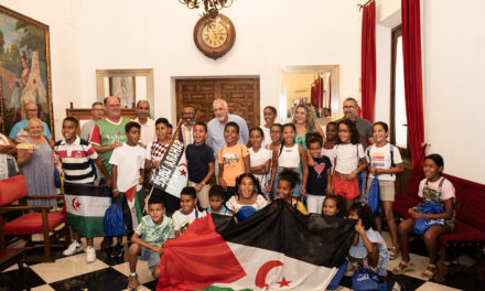 El presidente de la Diputación de Cáceres recibe a las niñas y niños saharauis participantes en el programa “Vacaciones en Paz”
