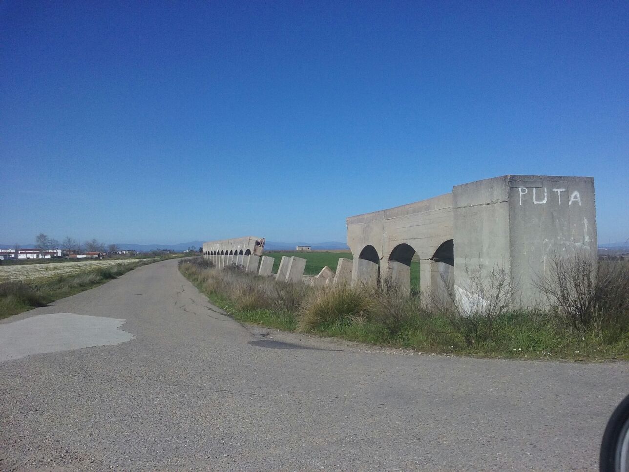 La carretera que une Torrejoncillo y Holguera cortada por obras