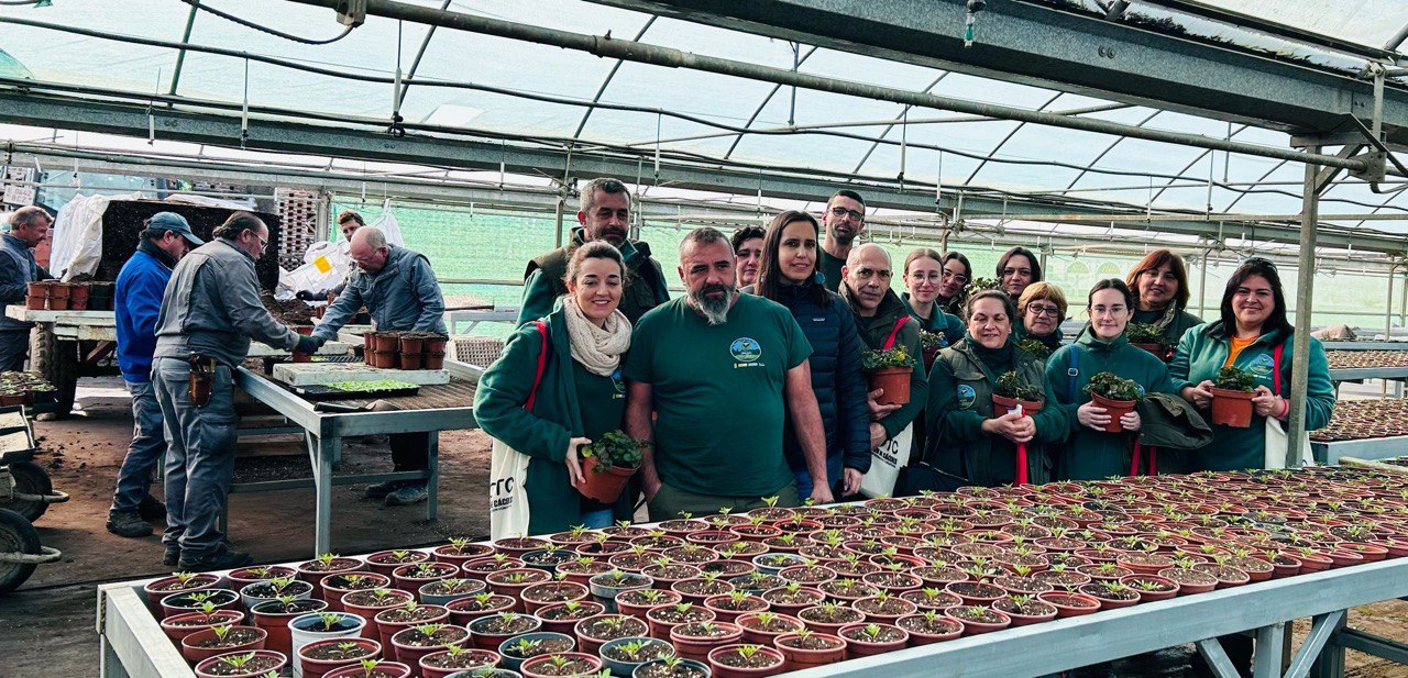 Alumnado de las especialidades de jardinería y forestal reciben formación práctica en el Vivero Provincial
