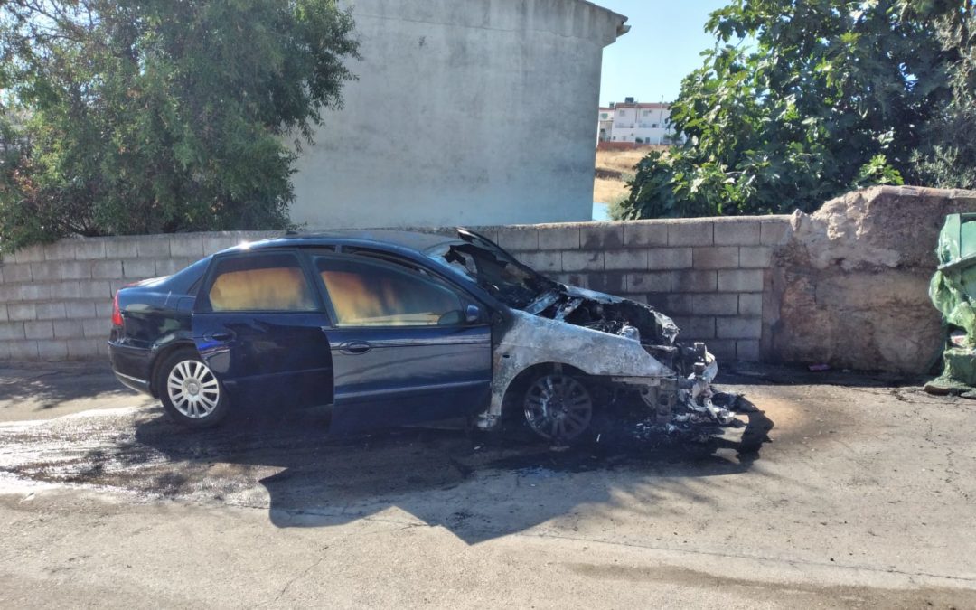 Arde un vehículo en la vía pública