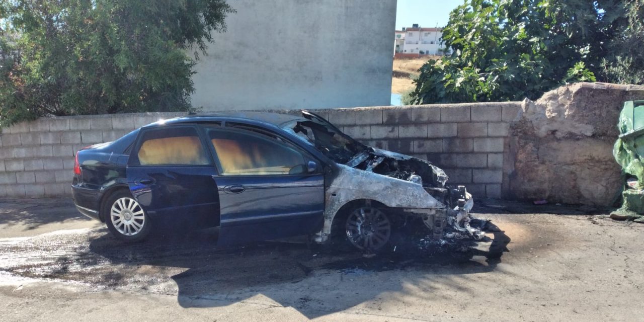 Arde un vehículo en la vía pública