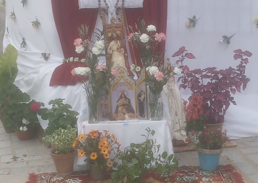 Un año más, las cruces torrejoncillanas vuelven a vestir sus mejores galas