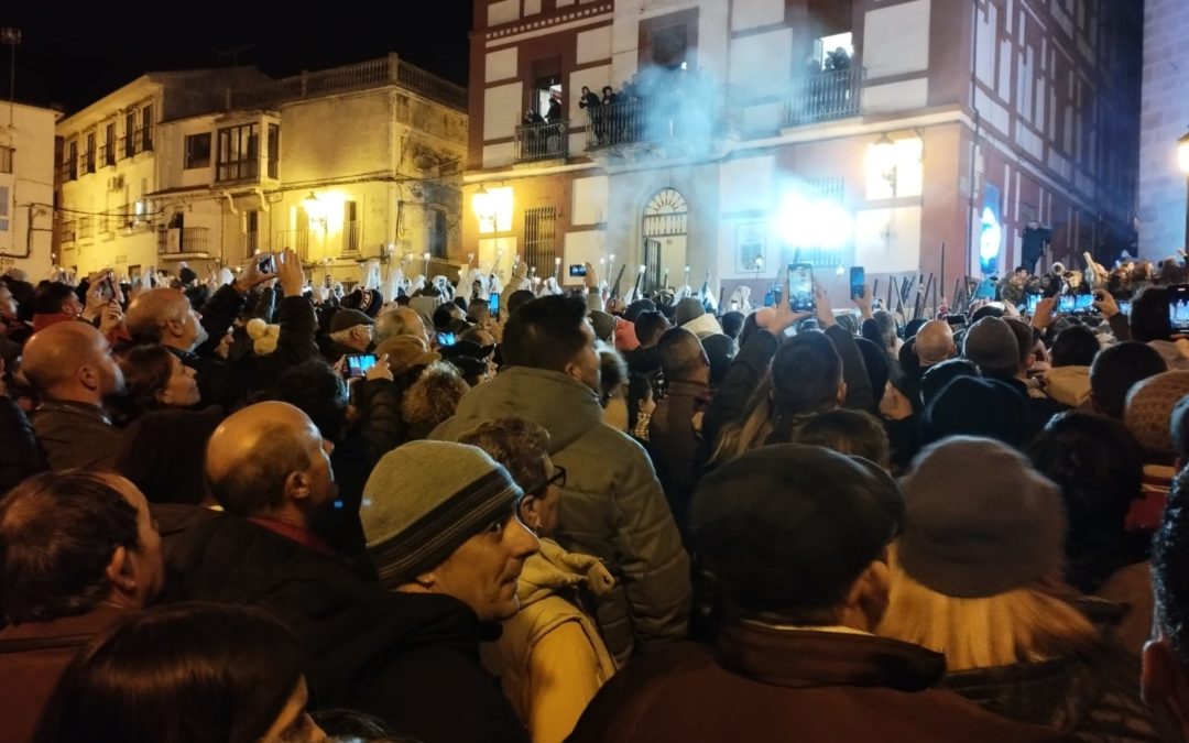 Guillermo Fernández,  Nuria Flores, Carlos Carlos y José Antonio García asistían anoche a la Encamisá de Torrejoncillo