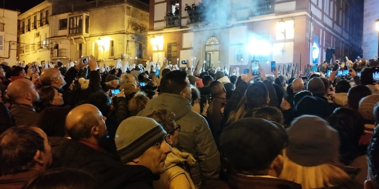 Guillermo Fernández,  Nuria Flores, Carlos Carlos y José Antonio García asistían anoche a la Encamisá de Torrejoncillo