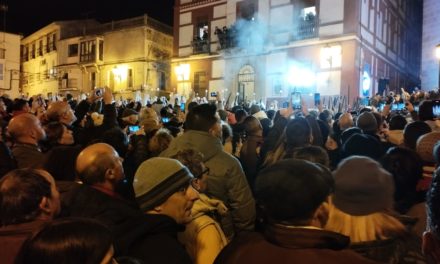 Guillermo Fernández,  Nuria Flores, Carlos Carlos y José Antonio García asistían anoche a la Encamisá de Torrejoncillo