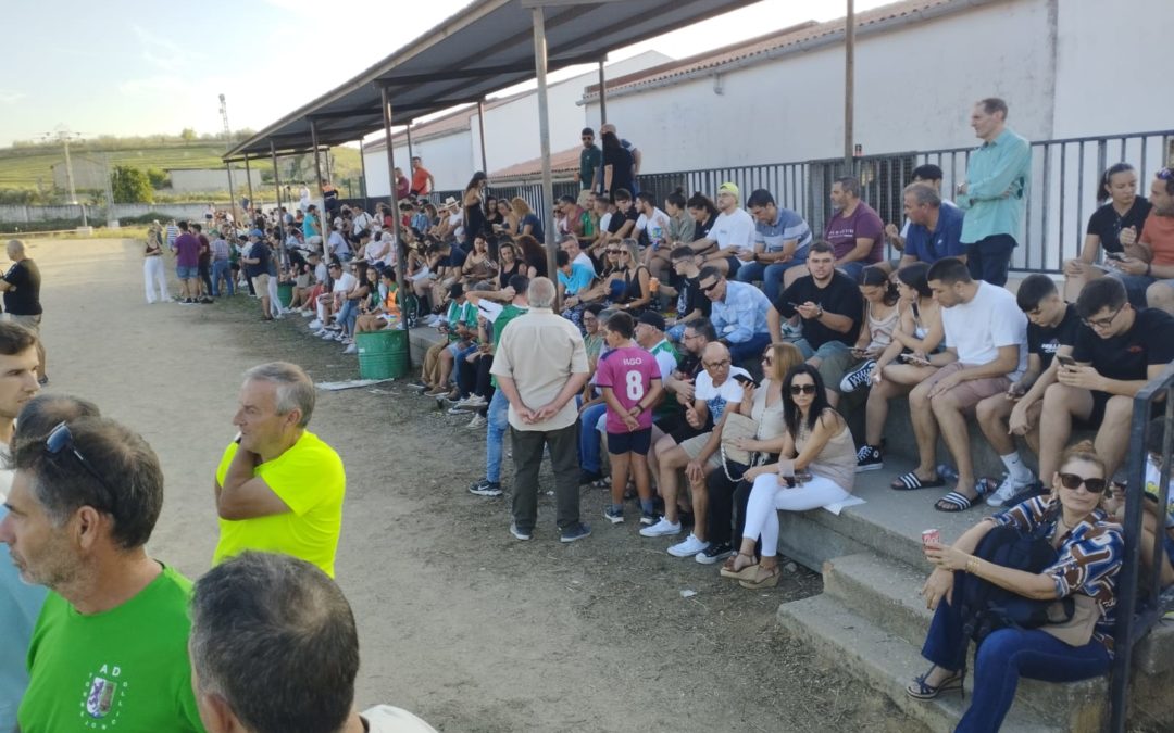 Llenazo en el primer partido del AD Torrejoncillo en Riolobos