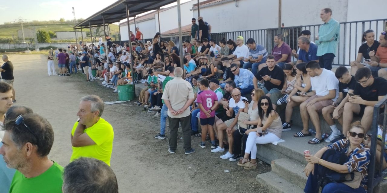 Llenazo en el primer partido del AD Torrejoncillo en Riolobos