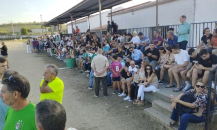 Llenazo en el primer partido del AD Torrejoncillo en Riolobos