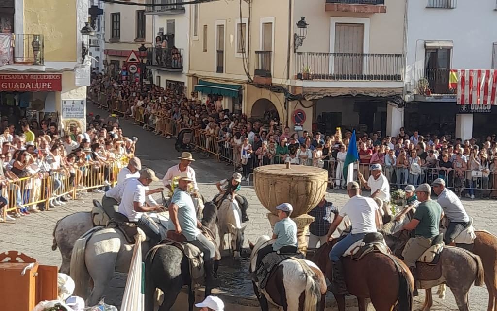 Dos decenas de torrejoncillanos llegan a Guadalupe por el día de la Hispanidad después de cinco días a caballo(Contiene Video)