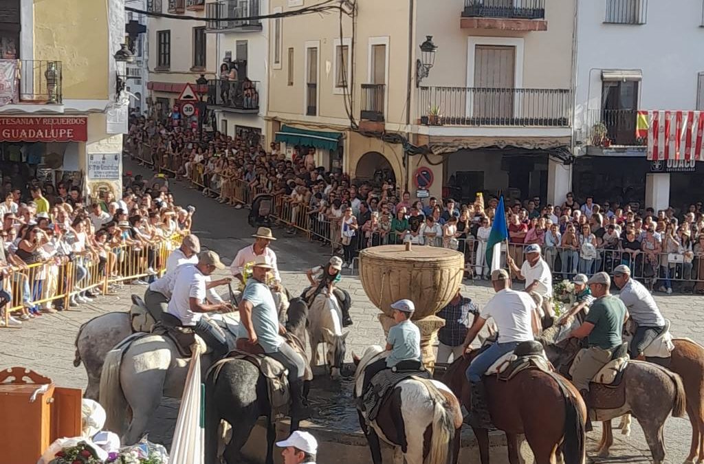 Dos decenas de torrejoncillanos llegan a Guadalupe por el día de la Hispanidad después de cinco días a caballo(Contiene Video)