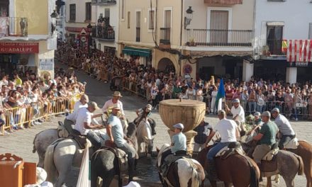 Dos decenas de torrejoncillanos llegan a Guadalupe por el día de la Hispanidad después de cinco días a caballo(Contiene Video)