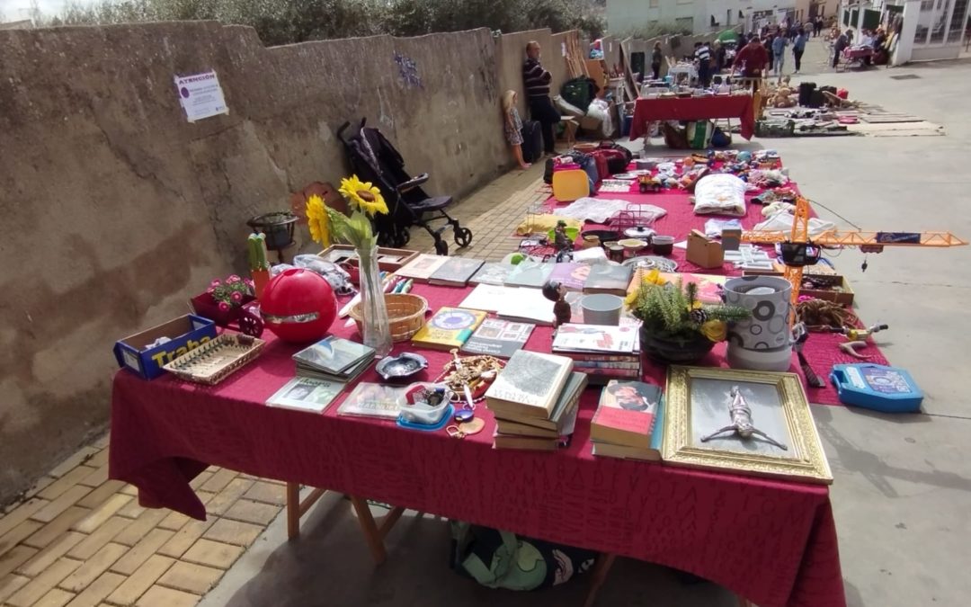 La Travesía Genaro Ramos a rebosar de puestos en el I Mercado de Segunda Mano de Torrejoncillo