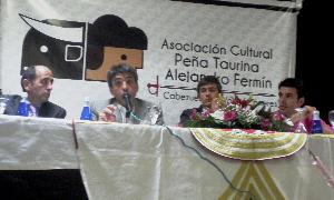 Emilio de Justo presente en la inauguración de la Peña Taurina «Alejandro Fermín» en Cabezuela del Valle