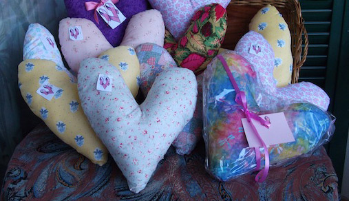 Acehúche elabora las «Almohadas del Corazón»