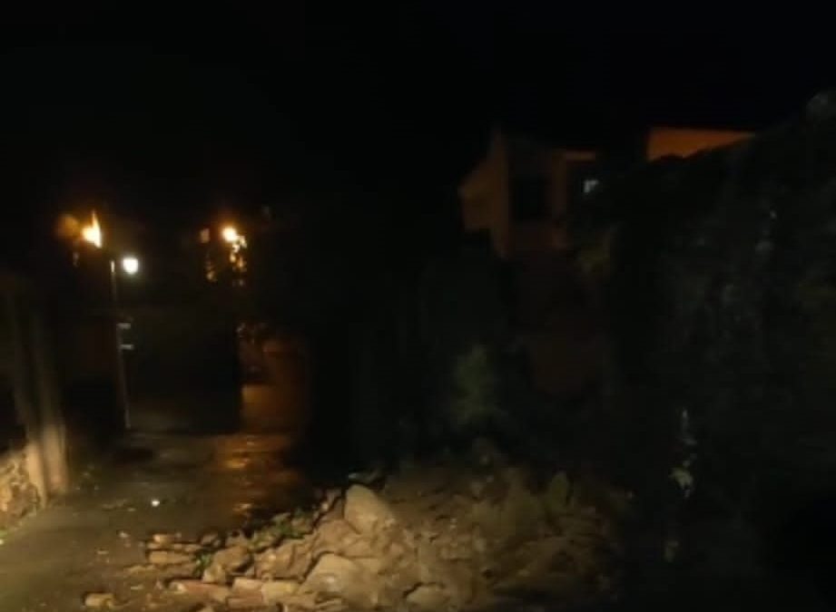 Derrumbe debido al fuerte temporal de lluvia y viento