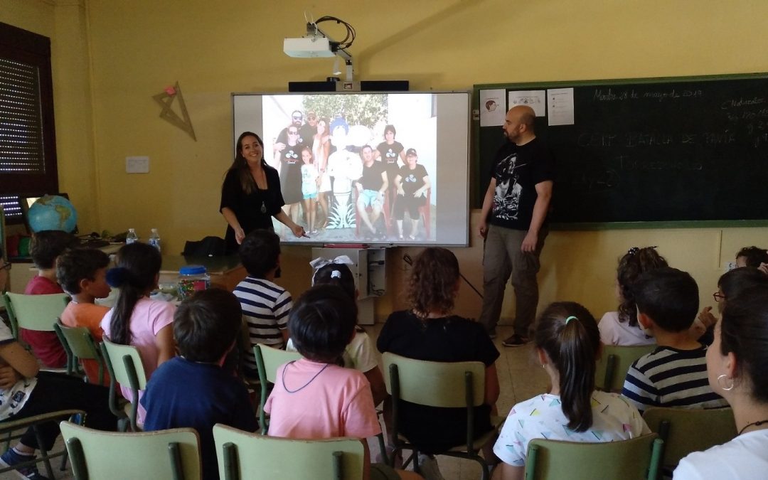 Alumnos y madres de Torrejoncillo participan en una charla educativa y un taller solidario