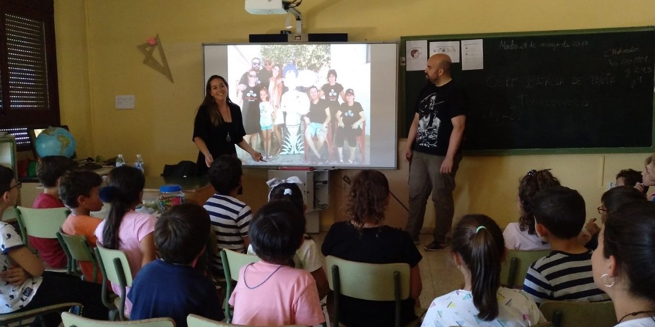 Alumnos y madres de Torrejoncillo participan en una charla educativa y un taller solidario