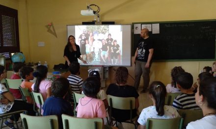 Alumnos y madres de Torrejoncillo participan en una charla educativa y un taller solidario
