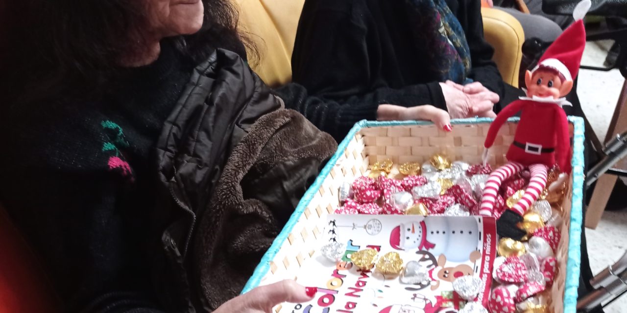 El duende- elfo “Rafael” visita la residencia de Mayores Santa Isabel de Torrejoncillo