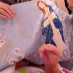 El estandarte de la Inmaculada de Torrejoncillo visita a los mayores