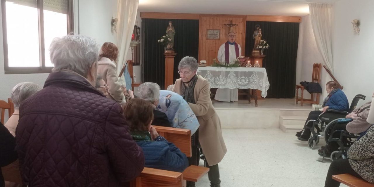 Los mayores de Torrejoncillo presente con su devoción hacia el estandarte de María