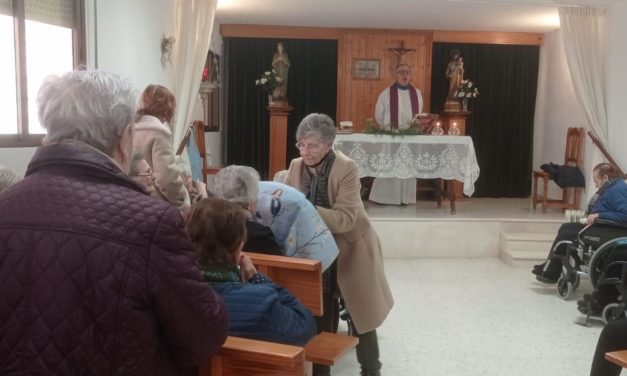 Los mayores de Torrejoncillo presente con su devoción hacia el estandarte de María