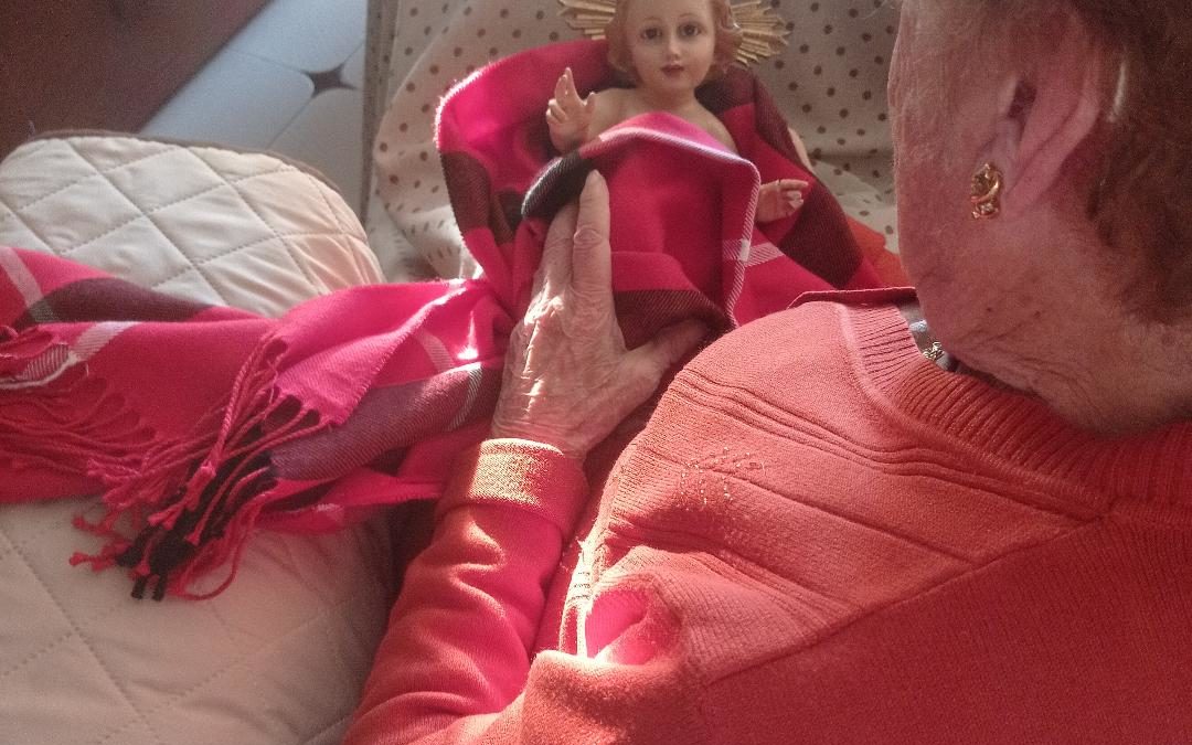 El niño Jesús visita los hogares de los mayores de Torrejoncillo