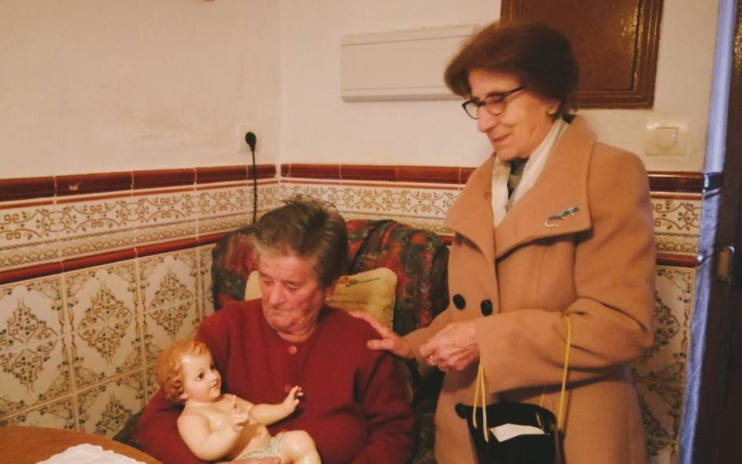 Los mayores reciben la visita del Niño Jesús