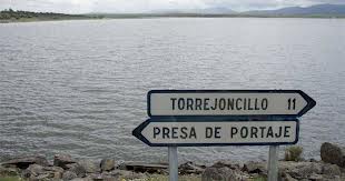 La CHT se compromete a impulsar el mantenimiento de la carretera de acceso a la presa de Portaje