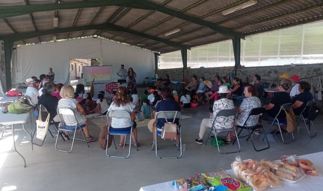 El campamento de Villamiel de caritas arciprestal de Coria lleva a cabo un taller de reciclaje de ropa a través del proyecto Remudarte