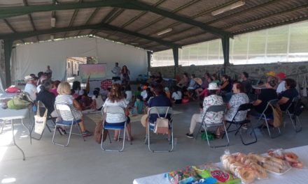 El campamento de Villamiel de caritas arciprestal de Coria lleva a cabo un taller de reciclaje de ropa a través del proyecto Remudarte