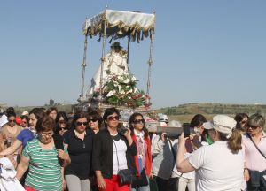 Miles de personas en la romería de Argeme