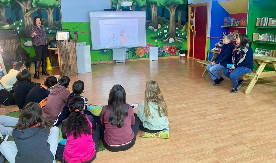 Caritas parroquiales de Torrejoncillo lleva a cabo la campaña “Tejiendo un pensamiento sostenible” a través del proyecto Remudarte en los centros educativos.