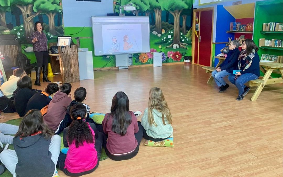 Caritas parroquiales de Torrejoncillo lleva a cabo la campaña “Tejiendo un pensamiento sostenible” a través del proyecto Remudarte en los centros educativos.