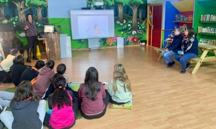 Caritas parroquiales de Torrejoncillo lleva a cabo la campaña “Tejiendo un pensamiento sostenible” a través del proyecto Remudarte en los centros educativos.