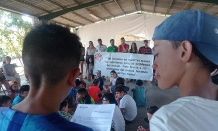 El campamento de Villamiel de caritas arciprestal de Coria se suma al circulo del silencio