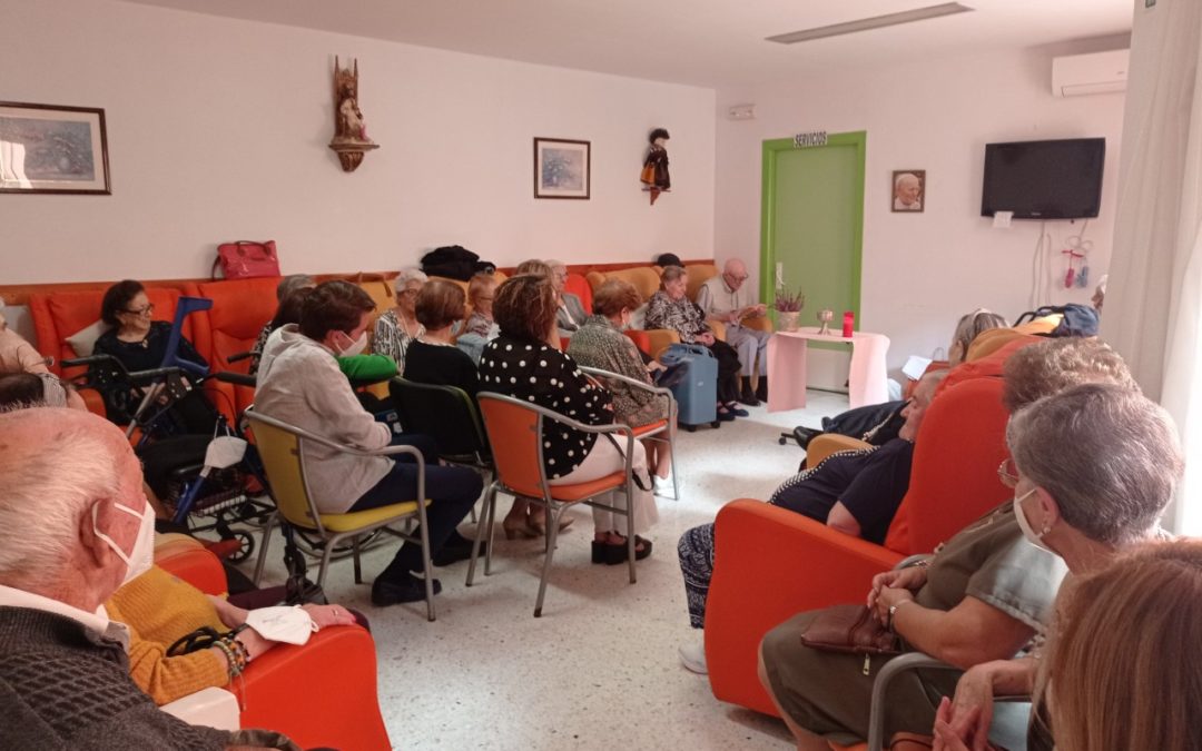 Los mayores de la residencia Santa Isabel celebran la Palabra