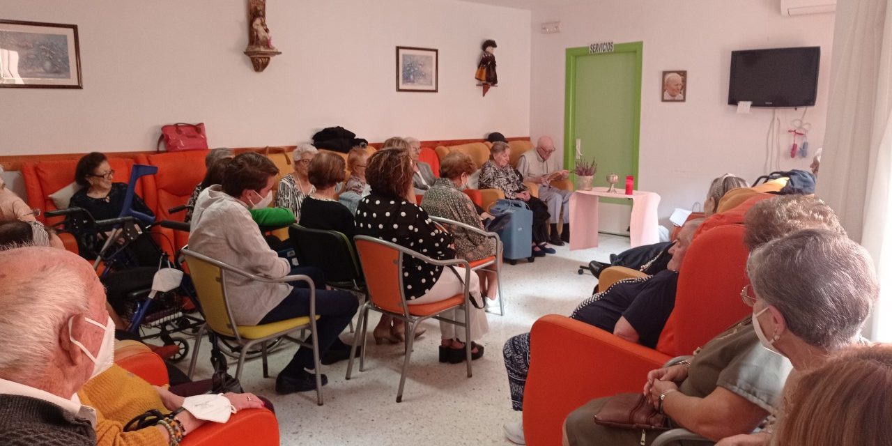 Los mayores de la residencia Santa Isabel celebran la Palabra