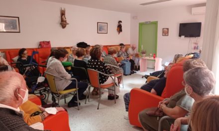 Los mayores de la residencia Santa Isabel celebran la Palabra